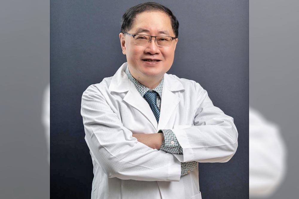 台北榮民總醫院神經修護權威醫生鄭宏志，因涉嫌勾結廠商收回扣長達11年，昨已裁定300萬元交保。 圖：取自鄭宏志 臉書專頁