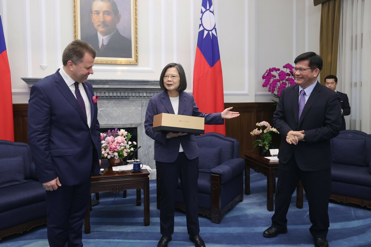 蔡英文接見立陶宛外交部前政務次長阿頓梅納斯暨智庫學者訪問團，林佳龍陪同。 圖：總統府/提供