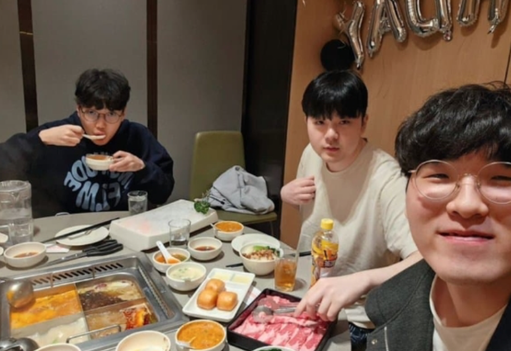 日前DK選手Kellin（右）跟Gen.G選手Canyon（中）一同到海底撈用餐，還在IG曬出合照，可見兩人私下關係相當友好，怎料合照曝光後竟遭韓網罵翻。 圖：翻攝自Kellin IG