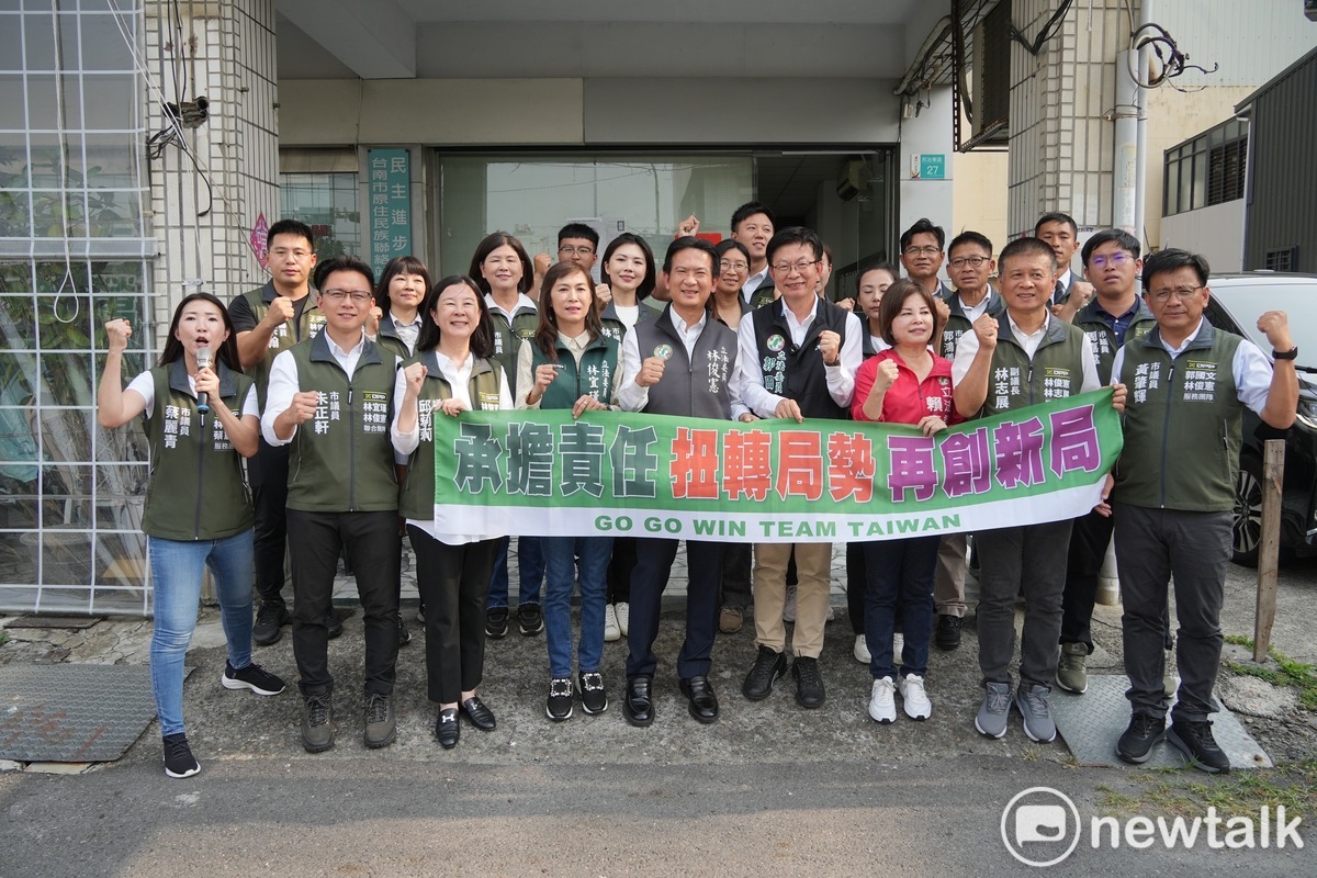 立委郭國文今日在超過20名民進黨立委與議員陪同下，登記參選民進黨台南市黨部主委。 圖：黃博郎／攝
