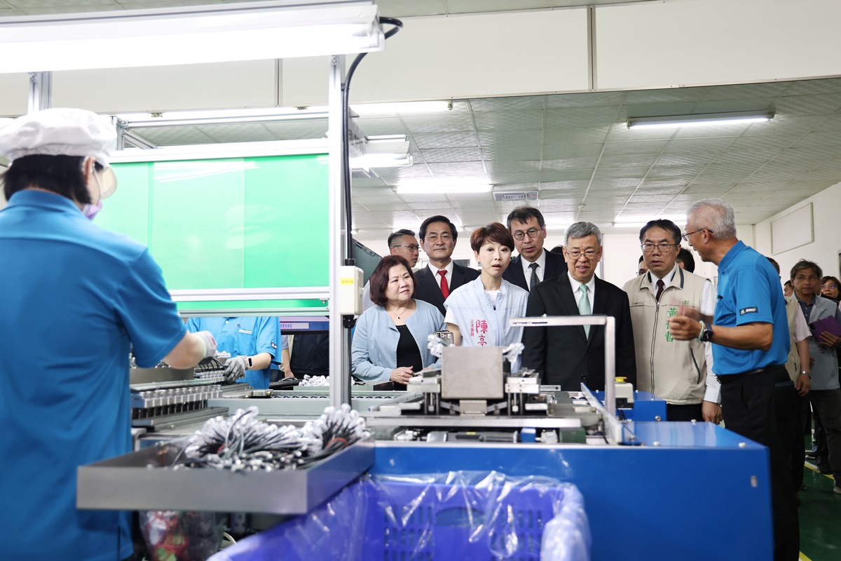 台南市長黃偉哲陪同行政院長陳建仁、勞動部長許銘春及立委陳亭妃，參訪台南隱形冠軍—璨揚企業股份有限公司。 圖：台南市政府/提供