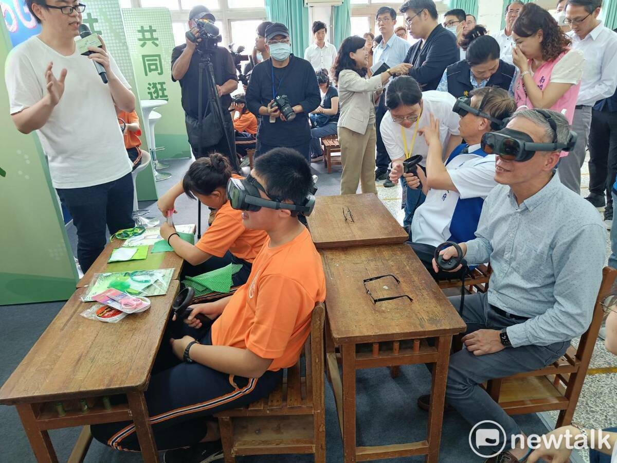 數位產業署林俊秀副署長及南投縣政府洪瑞智秘書長體驗「5G智慧教育應用課程」情境。 圖：唐復年/攝