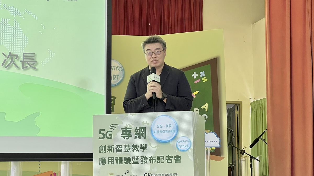 李懷仁指出，這座5G智慧教學場域專網中，無線設備完全使用國產品。 圖：唐復年/攝