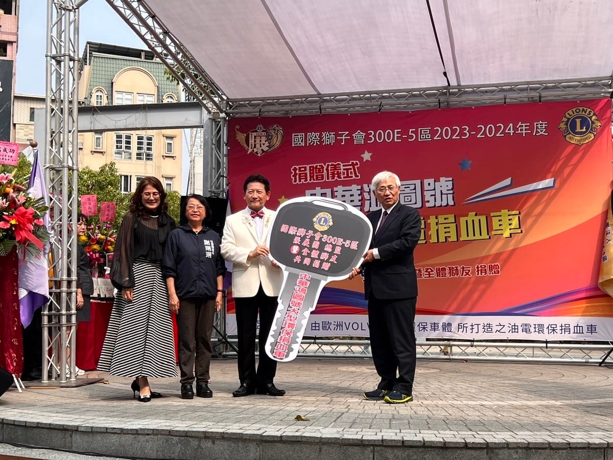 張展圖(右二)推動「中華鴻圖號」捐贈計畫。 圖：獅子會300E-5區/提供