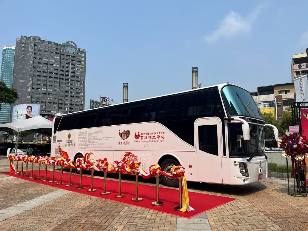 全亞洲第一台採用高規格歐系的油電捐血車「中華鴻圖號」。 圖：獅子會300E-5區/提供