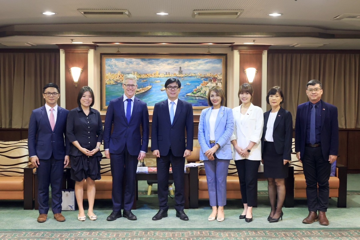 陳其邁(左四)、邱議瑩(右四)及市府團隊接待馮國斌(左三)。 圖：高雄市行國處/提供