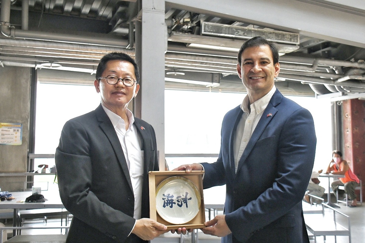 郭添貴(左)代表高市府致贈歐斐拉高雄翻轉文字窯燒瓷盤。 圖：高雄市行國處/提供