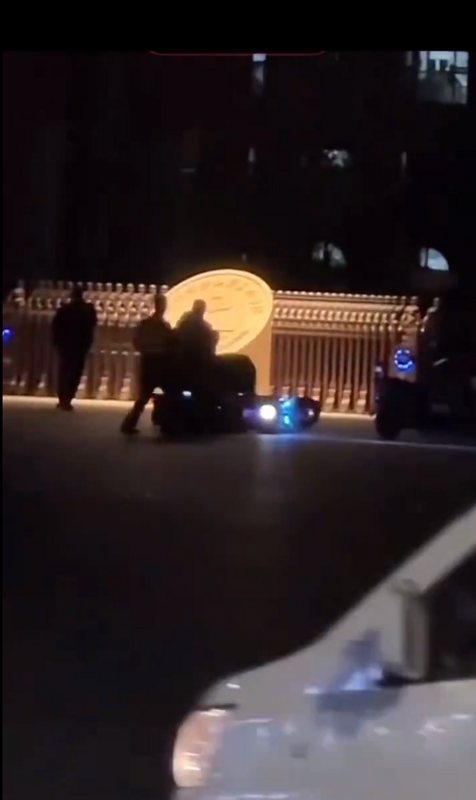 白城醫學高等專科學院保安，曾將一名靠近校門口的外賣人員按倒，疑似是擔心外賣人員在校門口送花。 圖：翻攝自李老師不是你老師 X（前推特）帳號