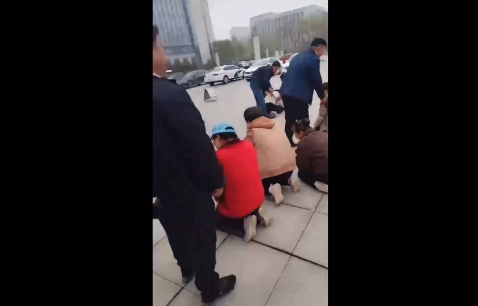 山東省陽信縣有居民在網路服務中的存款被定性為非法集資，無法取出。這些居民前往縣政府門口下跪維權。 圖：擷取自 @xinwendiaocha X 分享影片
