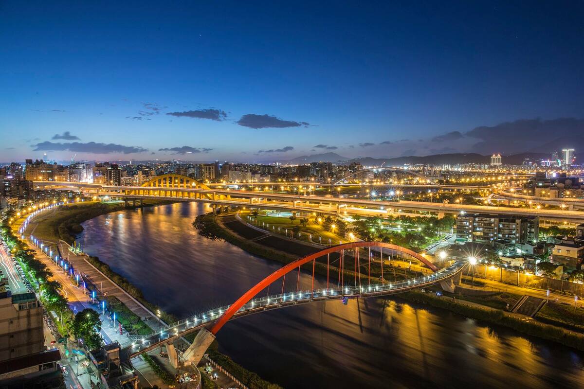 「2024台北水舞嘉年華」5月1日至6月30日將在錫口碼頭彩虹橋盛大登場，活動期間不只每晚有精彩水舞展演，還有多場系列活動。 圖：翻攝自Humans of Taipei 我是台北人臉書