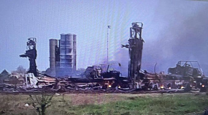 位於俄羅斯佔領克里米亞地區的揚科伊空軍基地 17 日遭烏克蘭導彈攻擊，包含戰機、導彈系統與雷達系統都遭摧毀。 圖：翻攝自 @Foscari1991 X 帳號