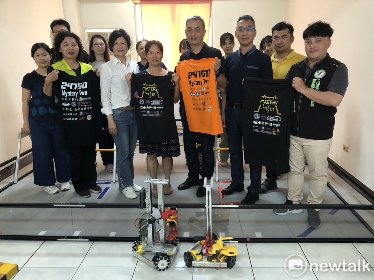 Mystery共學團體勇奪F T C大賽台灣區創意啟發總冠軍獎、冠軍隊長獎及冠軍副隊長獎，代表台灣飛往美國參加世界大賽。經台南市議員蔡蘇秋金引薦，東煒建設公司特別贊助20萬元，幫助這群為國爭光的小選手順利成行。東煒建設總經理趙國祥等人今日南下參觀Mystery共學團體，由陳秋蘭教授介紹Mystery概況。 圖：黃博郎／攝