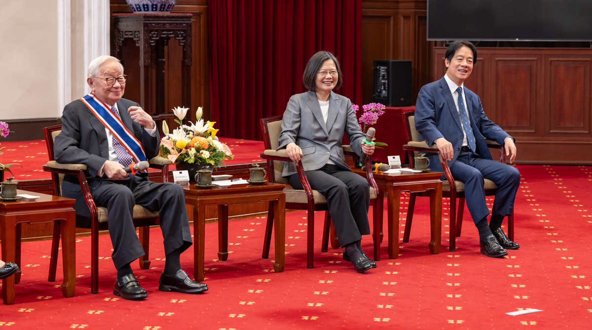 總統蔡英文授勳台積電創辦人張忠謀，副總統賴清德也出席觀禮。 圖：總統府提供