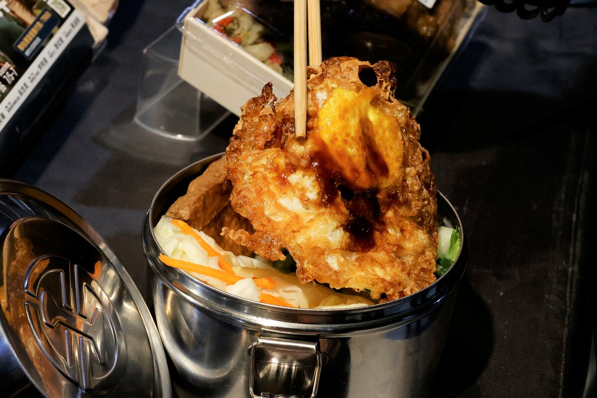 今(19)日台鐵公司攜手綠光劇團合作《押解》舞台劇，開賣古早味鋼盒便當。 圖：台鐵公司／提供
