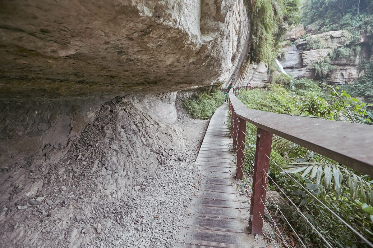 「竹坑溪步道」可欣賞峽谷與瀑布的壯麗景觀。 圖：嘉義縣政府／提供