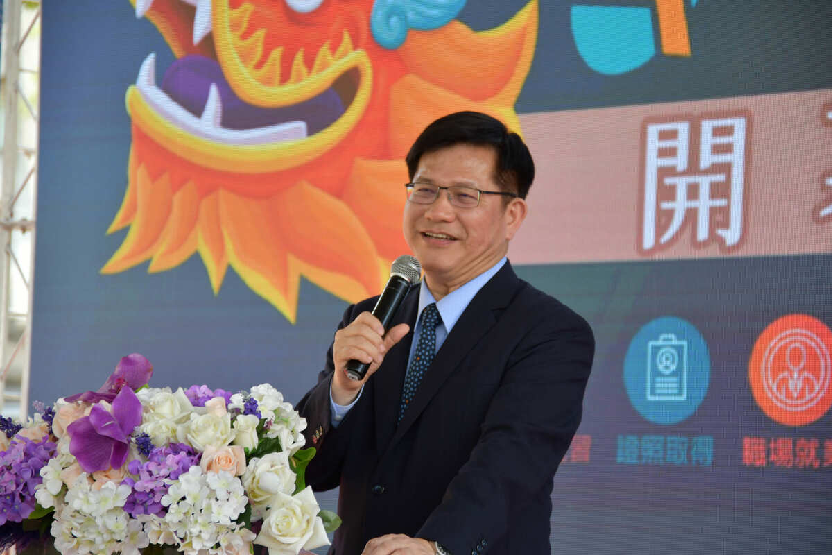 林佳龍笑稱他的職務不小心先曝光，間接承認這項人事安排。 圖：高雄醫學大學提供
