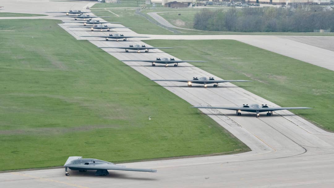 2024 年4 月15 日，在密蘇裡州懷特曼空軍基地跑道上，12 架 B-2A 幽靈隱形轟炸機排排站的畫面，宛如大象跳舞。 圖：翻攝自 Ｘ（前推特）@Aurora107E