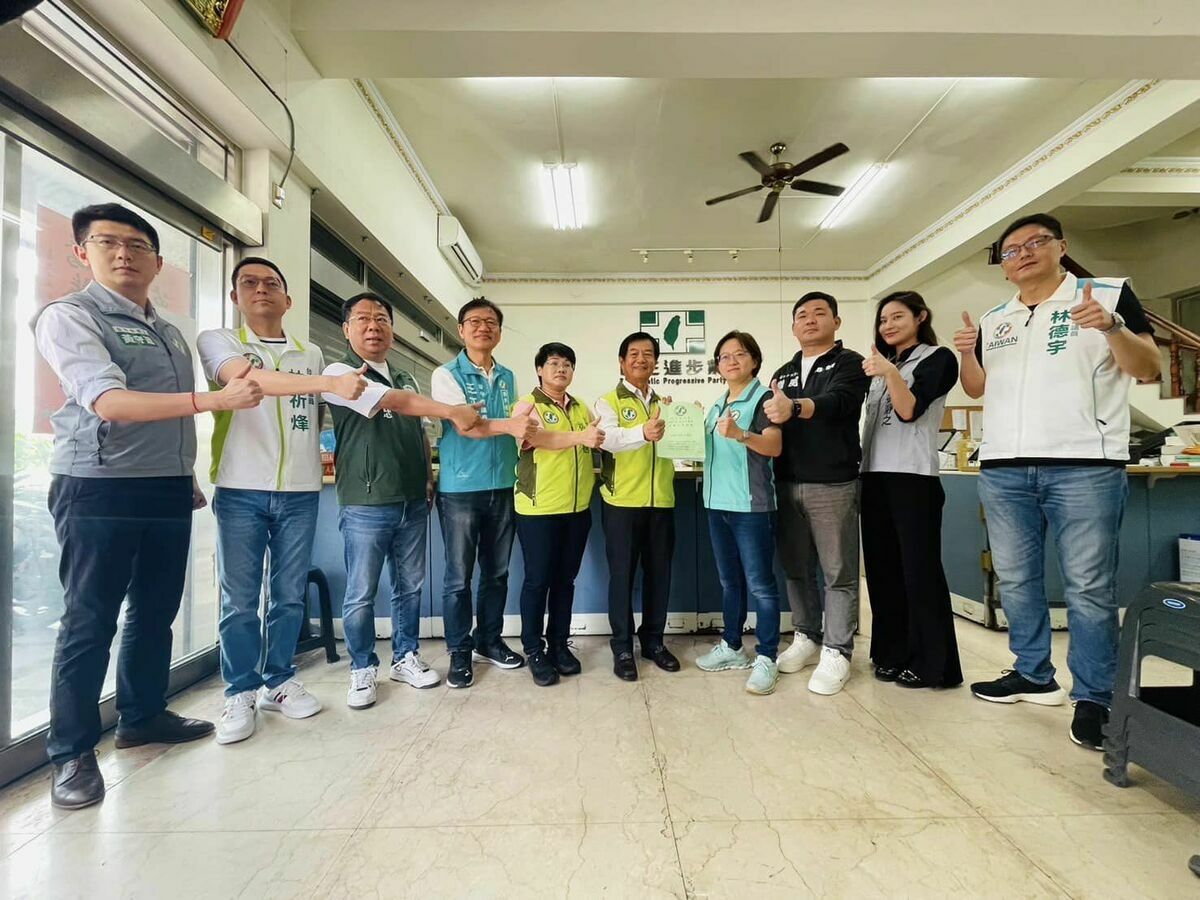 台中市議員鄭功進由新系市議員陪同完成市黨部主委選舉登記。 圖：鄭功進/提供