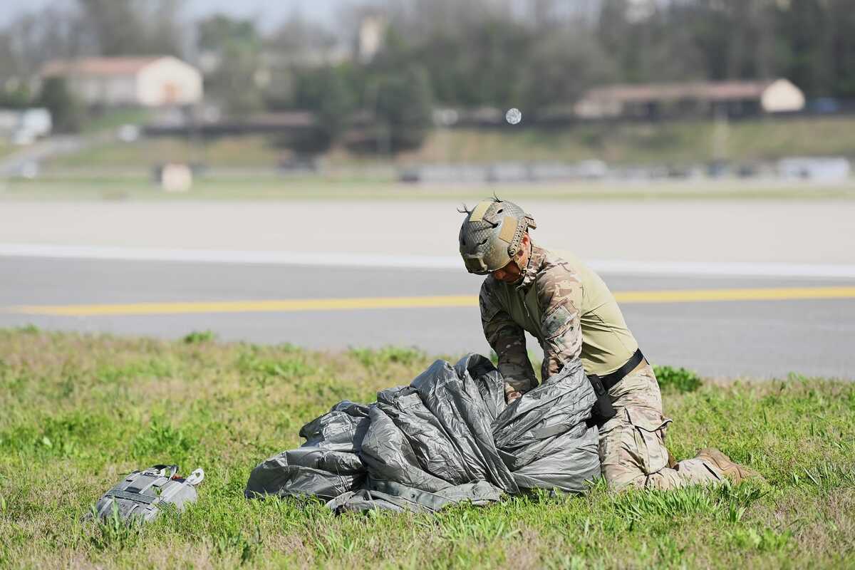 韓美特種作戰部隊在南韓京畿道烏山空軍基地實施聯合空中滲透演練，特種作戰部隊士兵空降後收拾傘具。 圖：翻攝「X」@US_SOCKOR