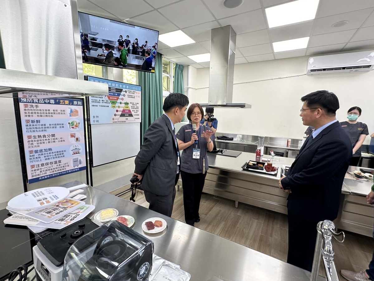 林佳龍(右)視察「高齡友善教學示範廚房」。 圖：高醫大/提供