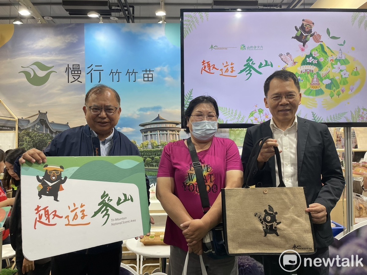 曹忠猷（左）與王秋冬在台中旅展相互拉抬。  圖：唐復年/攝