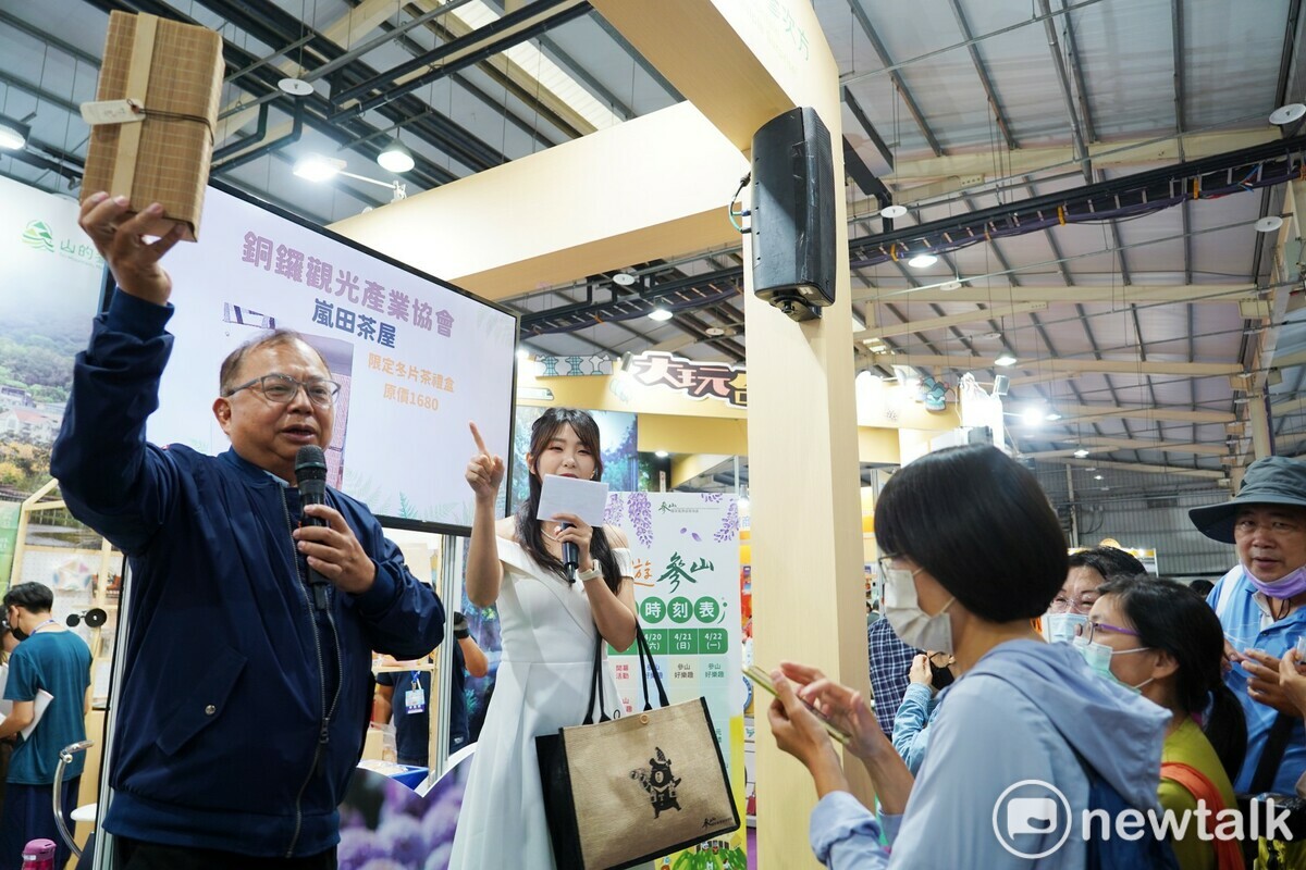 交通部觀光署參山處曹忠猷處長主持館內1元競標活動，推廣參山處在地特色產品。 圖：唐復年/攝