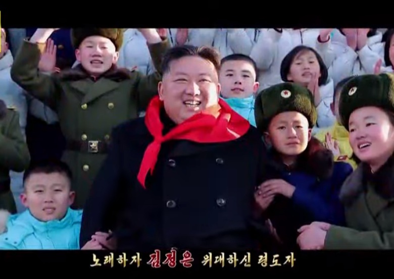 北韓官媒《朝鮮中央電視台》推出新MTV歌頌最高領導人金正恩，將金正恩稱作「親切的父親」。 圖：翻攝網路