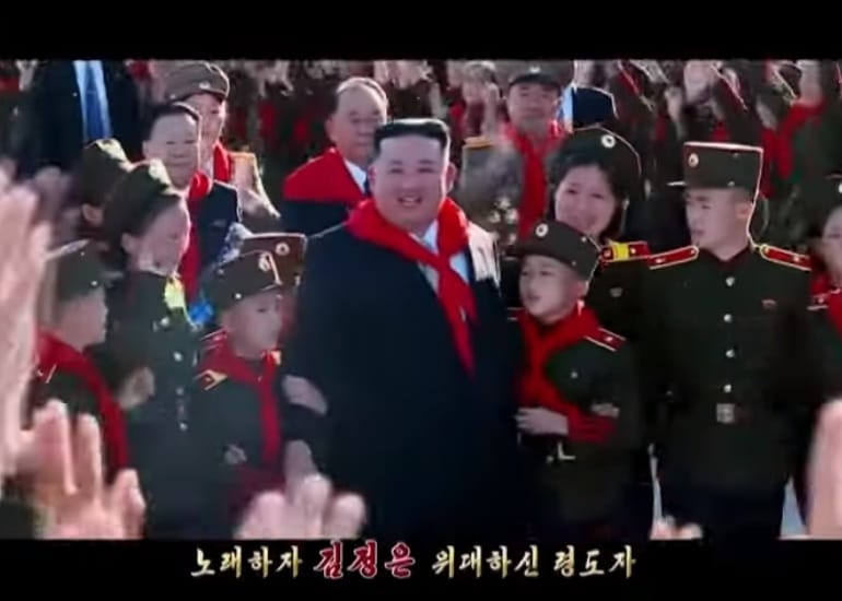 北韓官媒《朝鮮中央電視台》推出新MTV歌頌最高領導人金正恩，將金正恩稱作「親切的父親」。 圖：翻攝網路