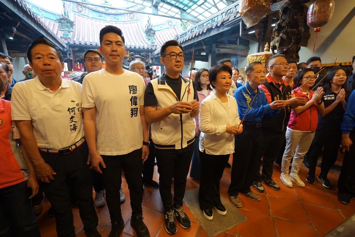 台中市長盧秀燕及立法院副院長江啟臣，參加萬和宮老二媽西屯省親遶境起駕大典。 圖：萬和宮/提供