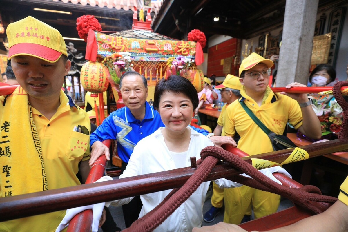 萬和宮老二媽西屯省親遶境，市長盧秀燕與蕭董事長一同扶鑾轎。 圖：萬和宮/提供