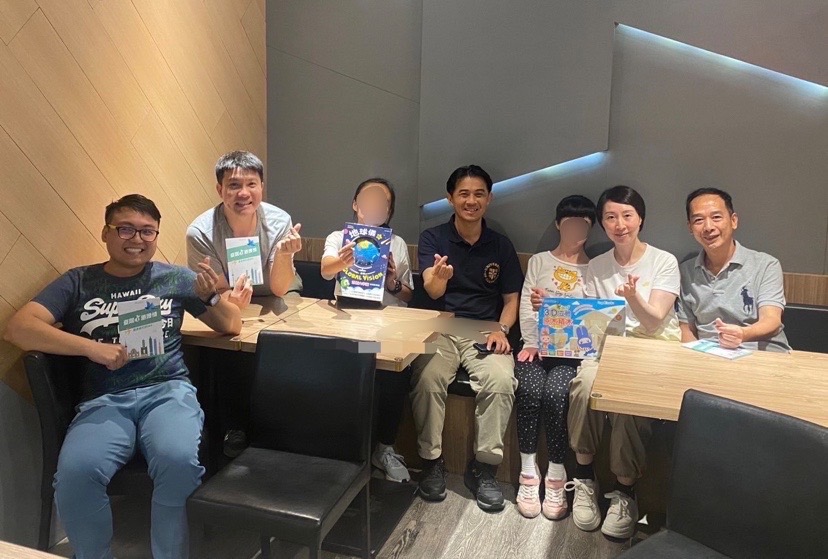 蔡孟潔科長(中)與朱爸爸一家人、港澳留台校友楊智誠(左 2 )、吳宗銳(左 1 )合影。 圖：財團法人台港經濟文化合作策進會提供