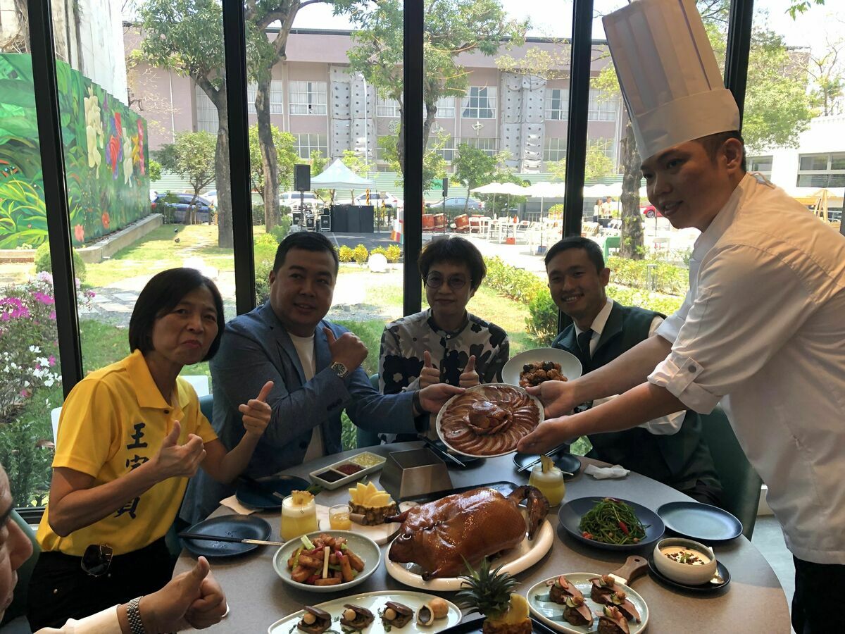 「享鴨 」台南首間門店進駐台南市長官邸，開幕活動冠蓋雲集，台南市副市長趙卿惠、市議員王家貞、沈震東等數十位貴賓共襄盛舉，來賓對優美的用餐環境和精緻的特色餐點都讚不絕口。 圖：黃博郎／攝
