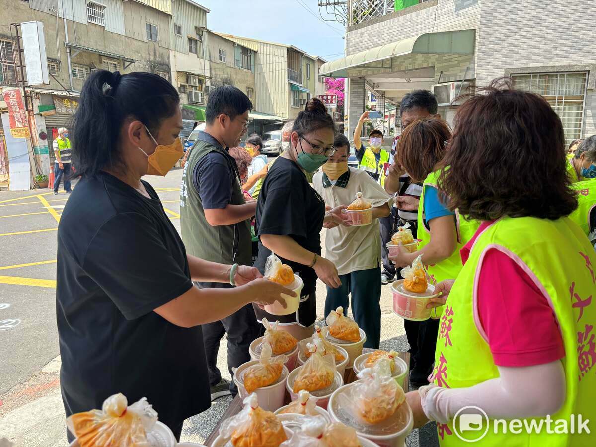 立委林俊憲與民間業者自3月份起合作舉辦愛心送餐食活動，在前幾波大受好評下，今日愛心列車來到台南市北區，與台南市議員周嘉韋、文成里里長蘇來椿攜手分享愛心餐食。 圖：林俊憲服務處提供