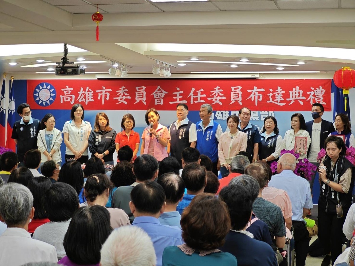 黨籍地方民代一字排開支持柯志恩(左六)。 圖：國民黨高雄市黨部提供