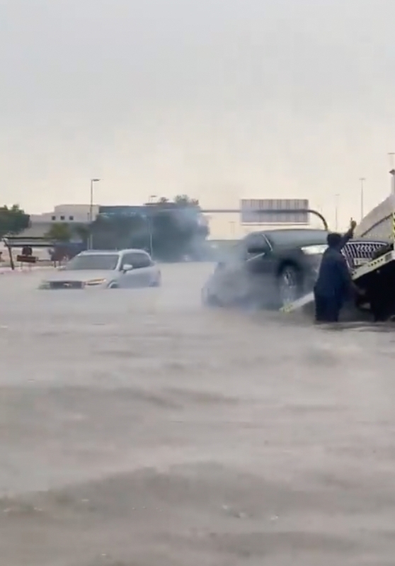 暴雨除釀成阿曼（Oman）18 人死亡，多地頻傳山洪災情，同樣也導致鄰近的阿拉伯聯合大公國 4 人罹難，城市更因氾濫洪水陷入混亂。 圖：取自「X」@RoomanKhan87