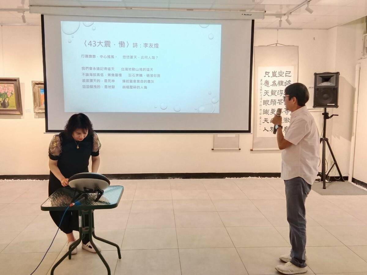 開幕表演由系主任柯嘉惠(左)以空靈鼓伴奏，由研發處處長李友煌(右)朗誦新詩創作〈43大震．慟〉。 圖：孫家銘攝