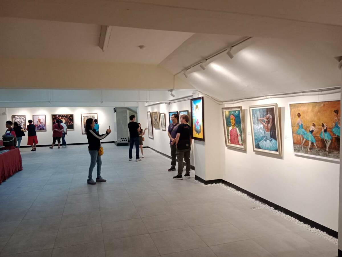 「藝海狂潮」聯展在高雄空大展出，接下來還要轉往小港社教館及岡山文化中心展出。 圖：孫家銘攝