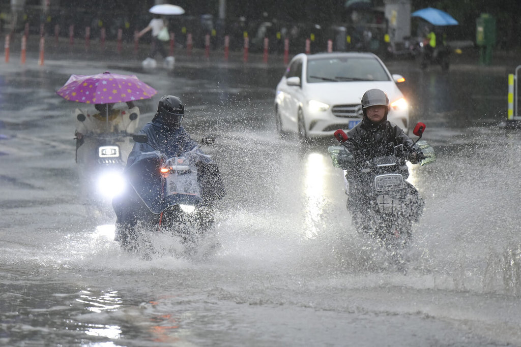 中國南方多地連日降下暴雨，截至20日下午已有30條河流出現超過警戒線的洪水。圖為20日，廣東省廣州市持續降下暴雨，街道低窪處出現積水。 圖：翻攝自/中新社
