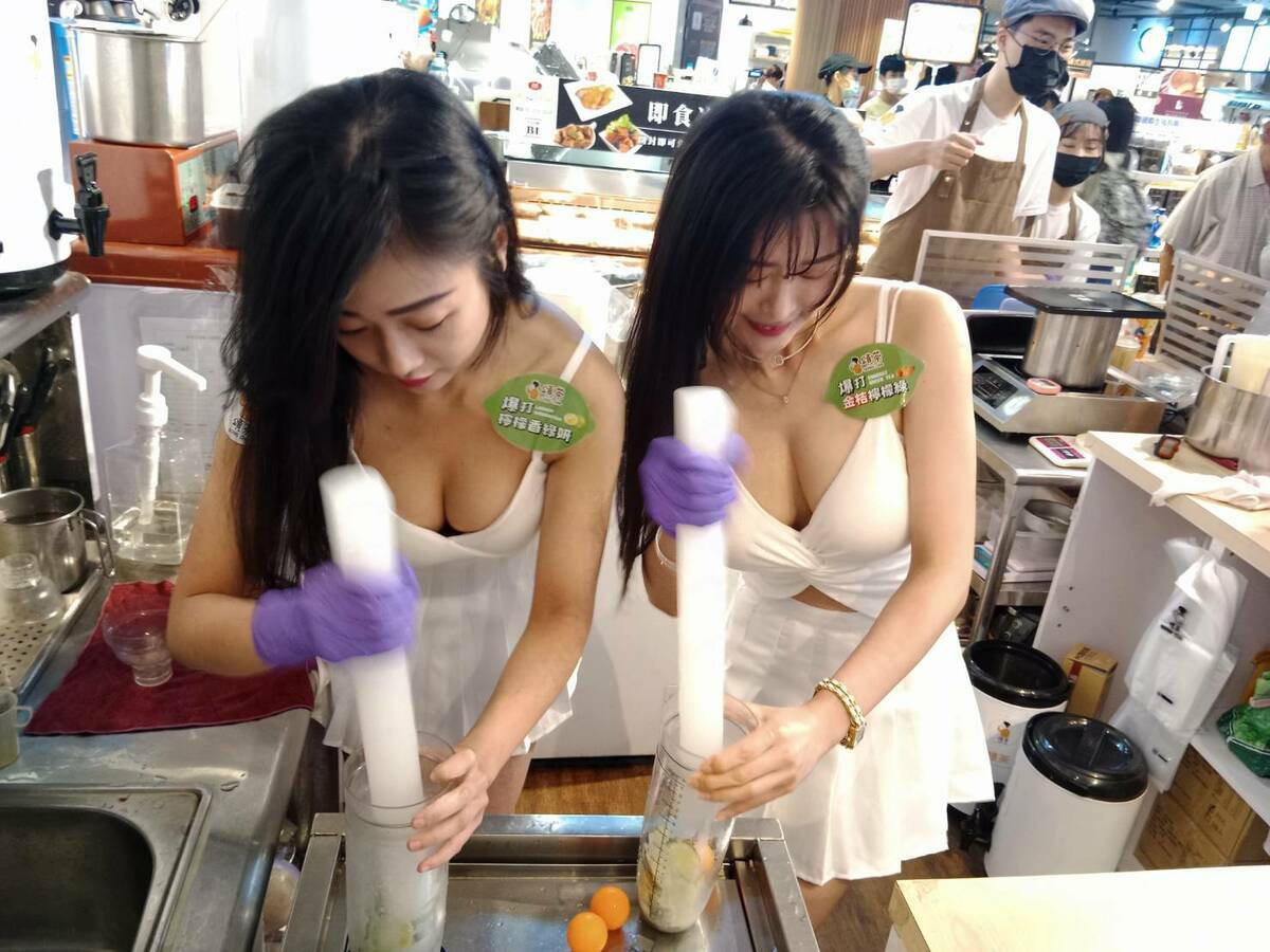 高雄在地連鎖茶飲請來爆乳妹現場製作爆打檸檬系列飲品引發騷動。 圖：孫家銘攝