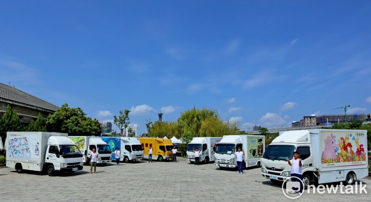 「我和我的閱讀藍圖市集」安排7部行動圖書車大會師。 圖：唐復年/攝
