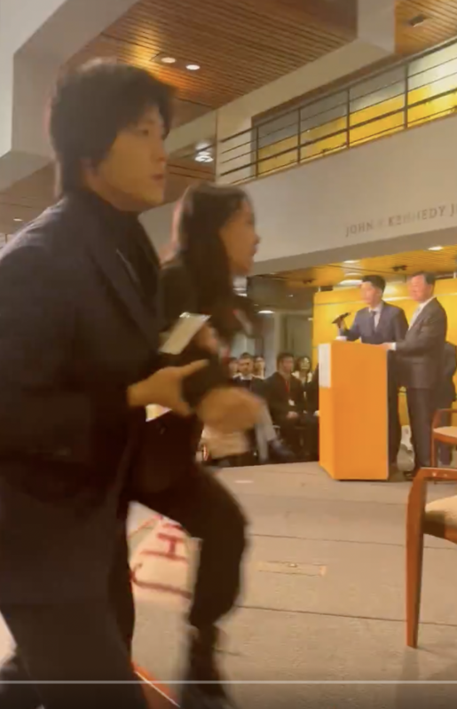 據稱，在台下高聲譴責，批評中國摧毀香港，以及台灣民主自由的女子，是來自台灣的哈佛學生。  圖：取自「自由西藏學生運動」X@SFTHQ