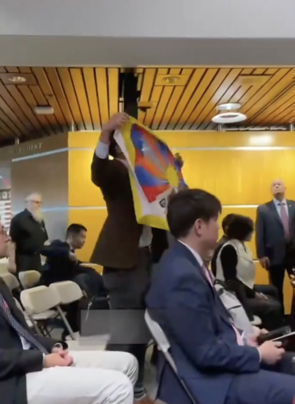 藏族男性學生活動人士在現場舉著西藏國旗，高喊「自由西藏」。 圖：取自「自由西藏學生運動」X@SFTHQ
