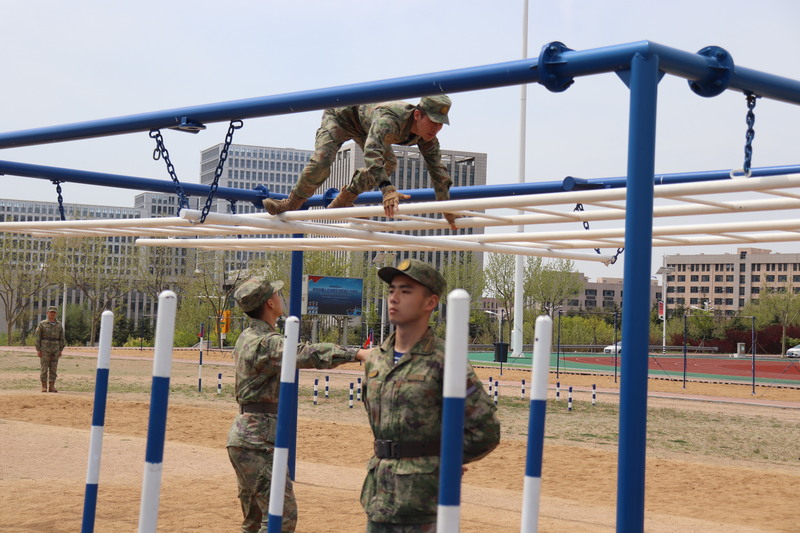 中共海軍方面21日向媒體安排的參訪，還有「渡海登島四百米障礙」操練展示。 圖：中央社