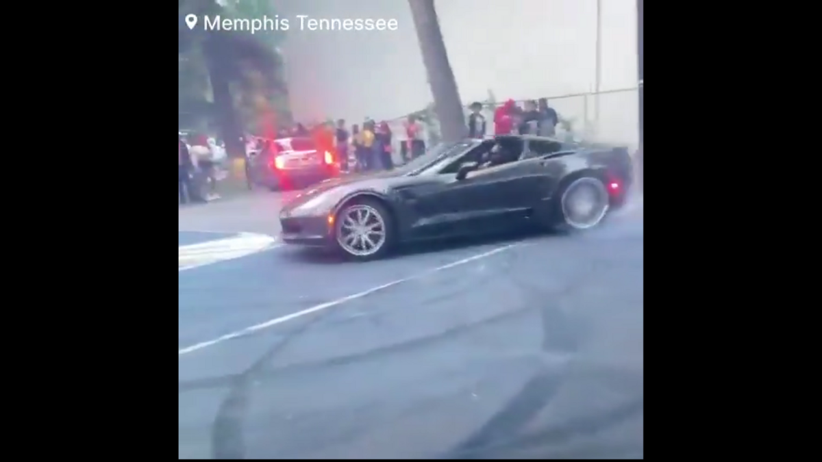 一輛黑色轎車在群眾間秀出甩尾時，現場突然傳出零星的槍響，群眾驚慌失措，大聲尖叫。 圖 : 翻攝自影片