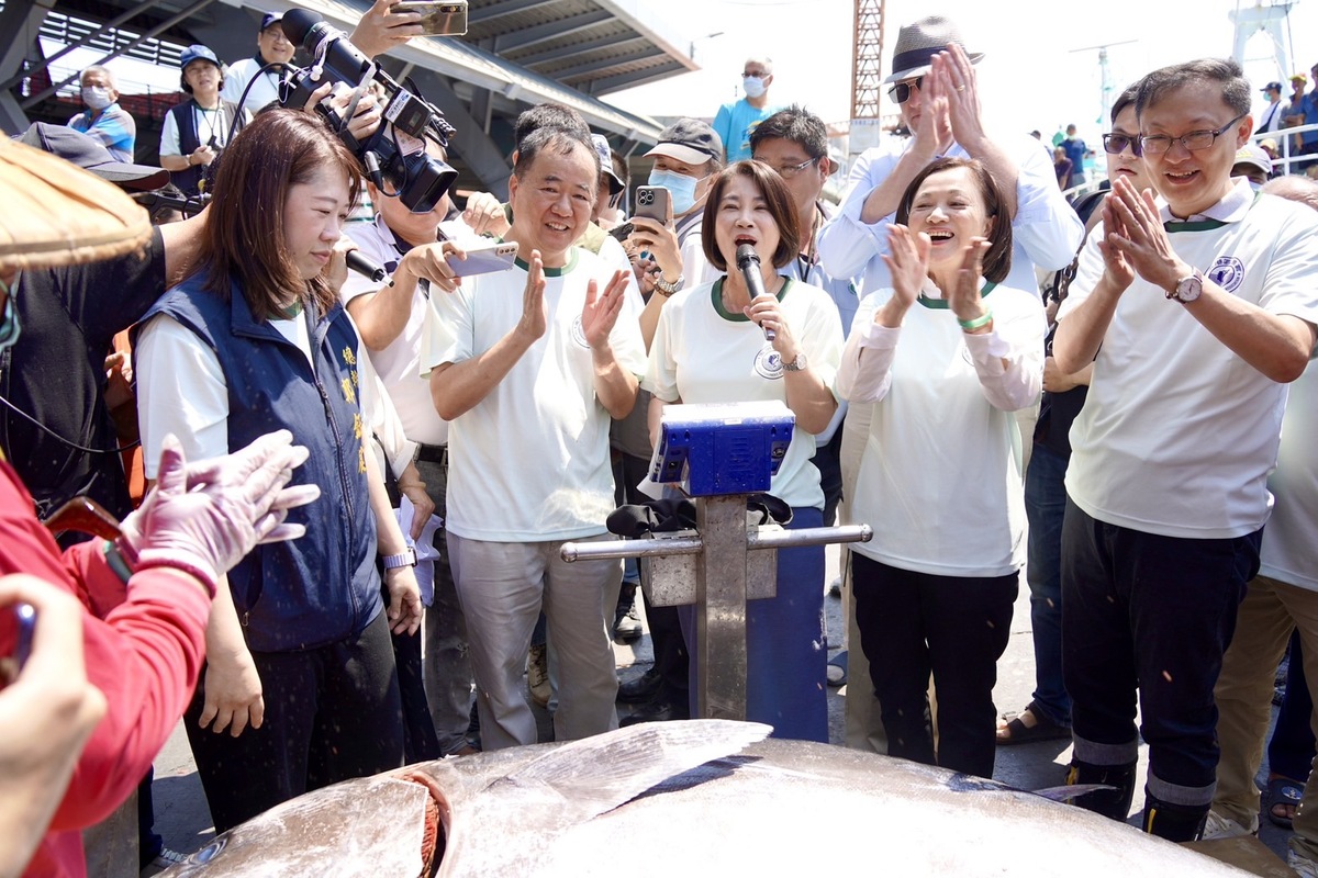 周春米(中)宣布重達第一鮪過磅為301.8公斤。 圖：屏東縣政府/提供
