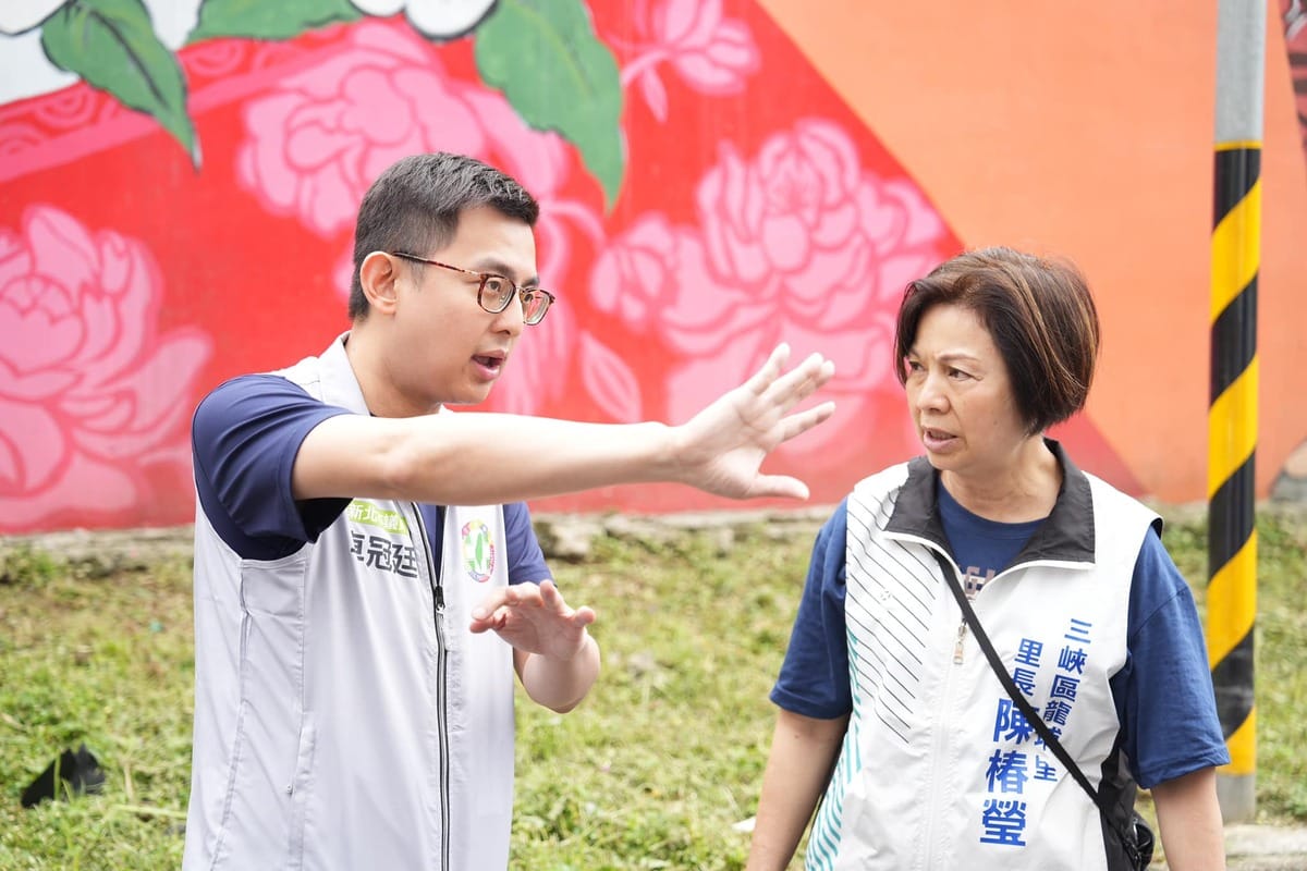 長期以來，三峽龍埔里長陳椿瑩和附近的居民都反應民生街27巷到19巷之間，因為一面圍牆擋住，導致人車無法通行。左為新北市議員卓冠廷，右為三峽龍埔里長陳椿瑩。 翻攝自 卓冠廷 臉書