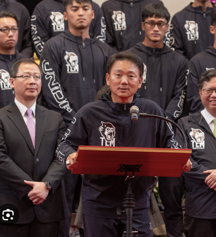 「台鋼雄鷹」總教練洪一中今天怒指，昨日賽後，自己遭誤鎖在地下室停車場，當時他氣得瘋狂捶門，而後鐵門才姍姍開啟。 圖：桃園市政府提供（資料照）
