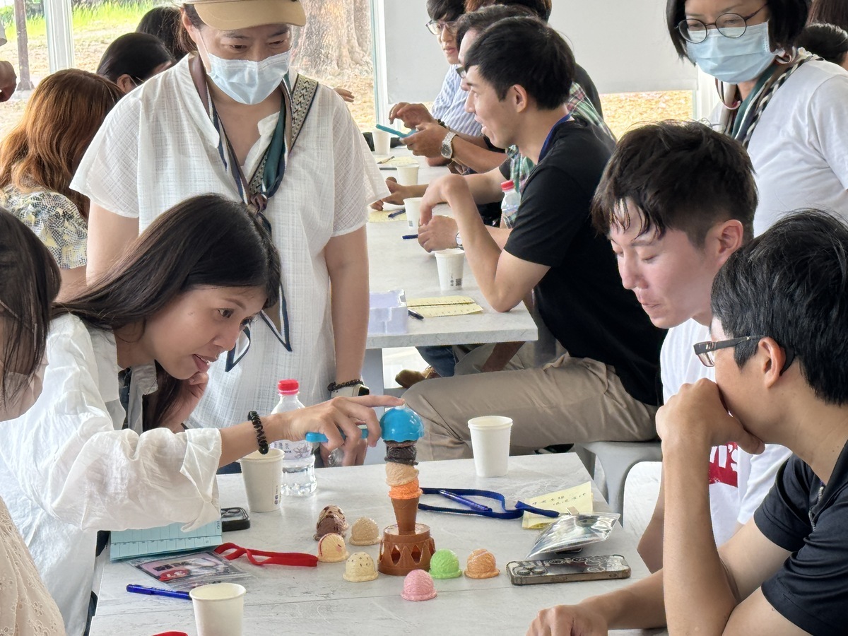 現場趣味競賽製造男女方認識機會。 圖：高雄市民政局/提供