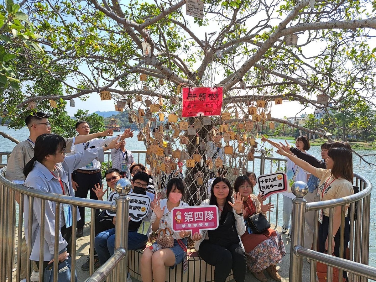單身男女在祈願樹下合影。 圖：高雄市民政局/提供