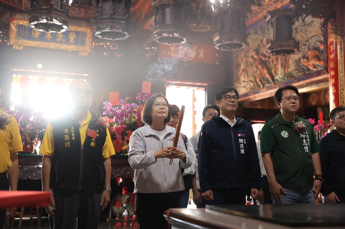 陳其邁(右二)陪同蔡英文(左二)至橋頭壽生廟参香。 圖：高雄市政府/提供